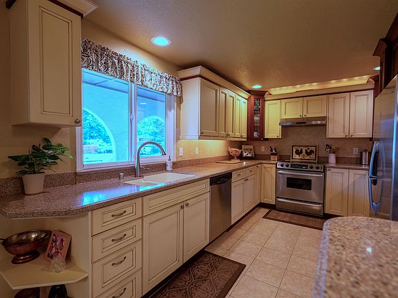 4th image of 230 E Hawthorne Pl