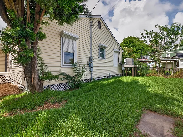 5611 Fraser Ave — Photo 2