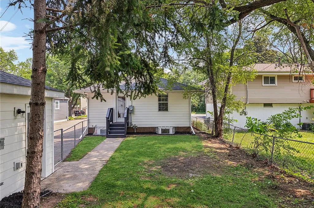 4 Bedroom Single Family Home — Photo 3