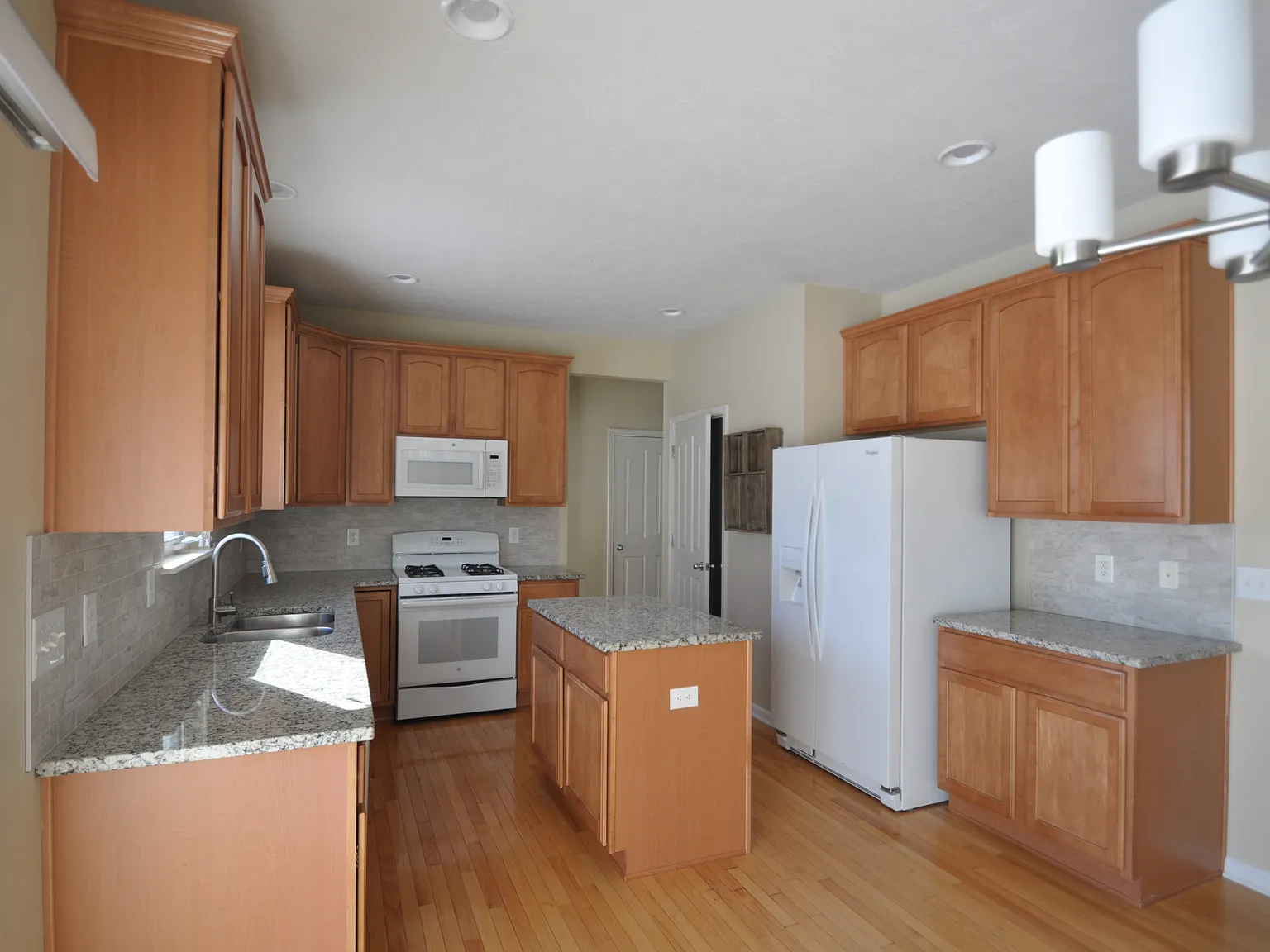 4 bed, 2.5 bath, 3302 sqft, $3,100 — Photo 4
