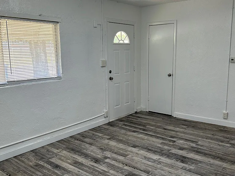 106 S Monroe Ave — Photo 5