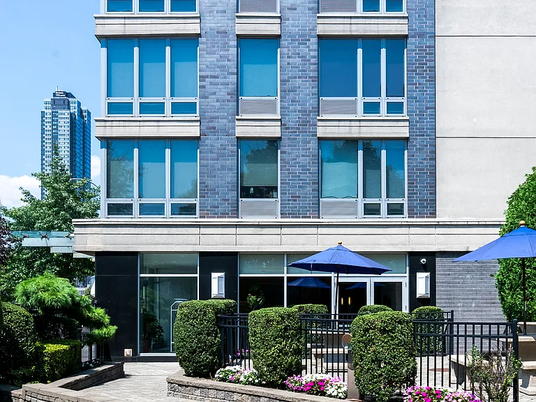 549 Borden Ave #8J — Photo 11