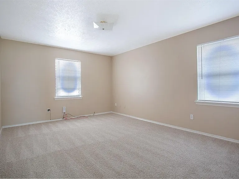 7010 Kingsbury Dr — Photo 12