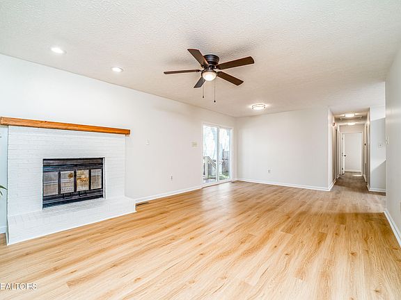 3rd image of 1506 Rhododendron Ct