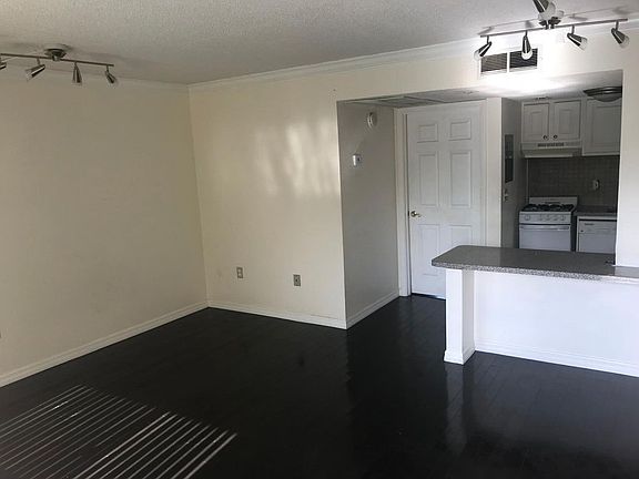 4th image of 103 Oyster Bay Cir APT 220
