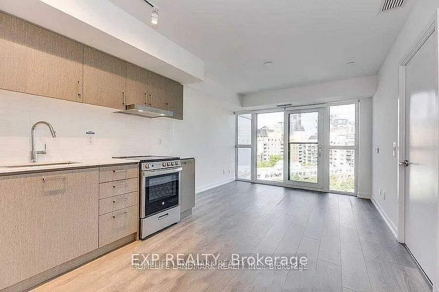219 Dundas St E — Photo 4