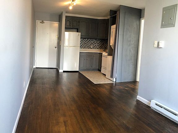 4th image of 22-11 Crescent St #3A