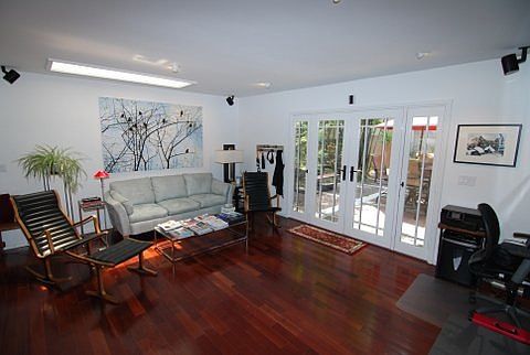 2nd image of 518 Roycroft Ave