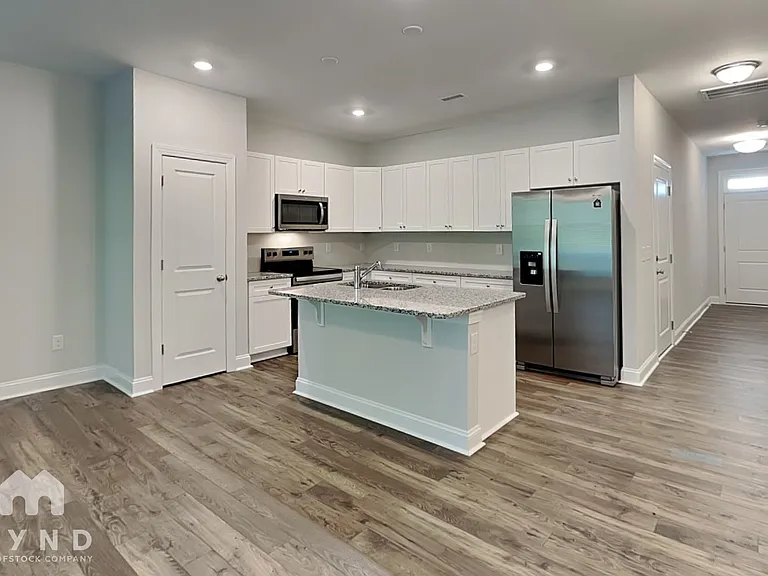 572 Barrington Row Ave — Photo 4