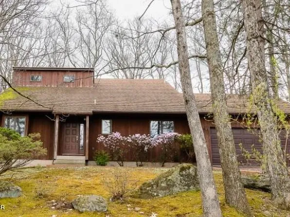441 Laurel Lakes Dr, Mountain Top, PA 18707