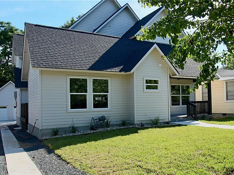 705 Harris Ave — Photo 1