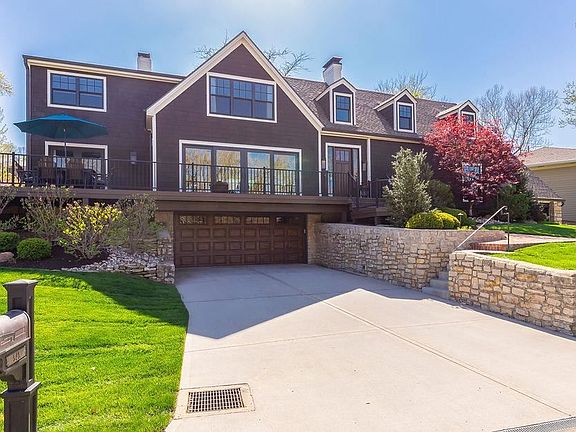 2nd image of 540 Lakeshore Dr E