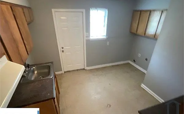 3220 Ashwood St — Photo 3