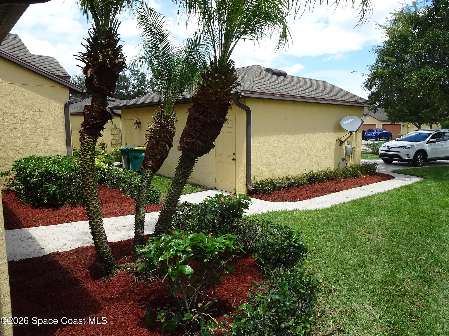 3 bed, 2.0 bath, 1277 sqft, $2,000 — Photo 2
