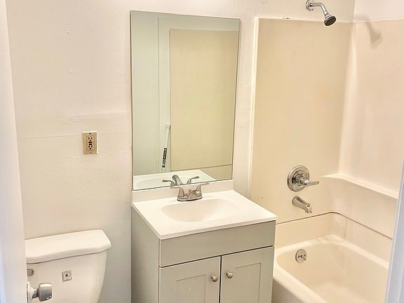 5th image of 935 Grattan St #105