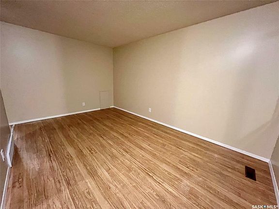 3rd image of 3309 Diefenbaker Dr