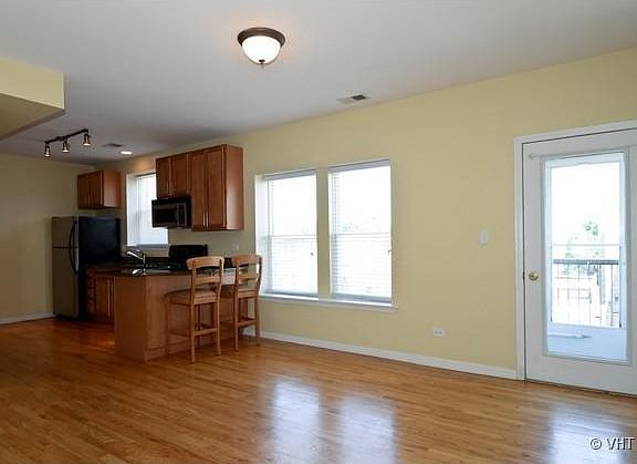 3rd image of 2608 W Glenlake Ave