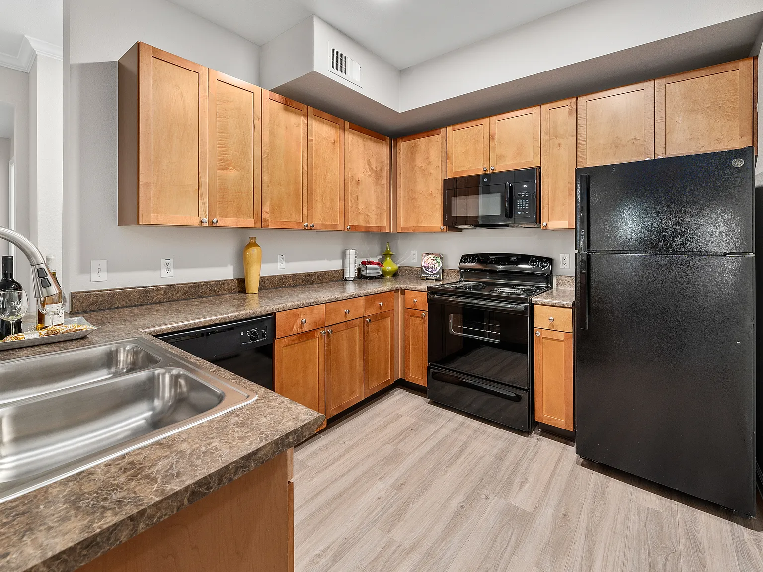 Residences at FortyTwo25 Apartments — Photo 3