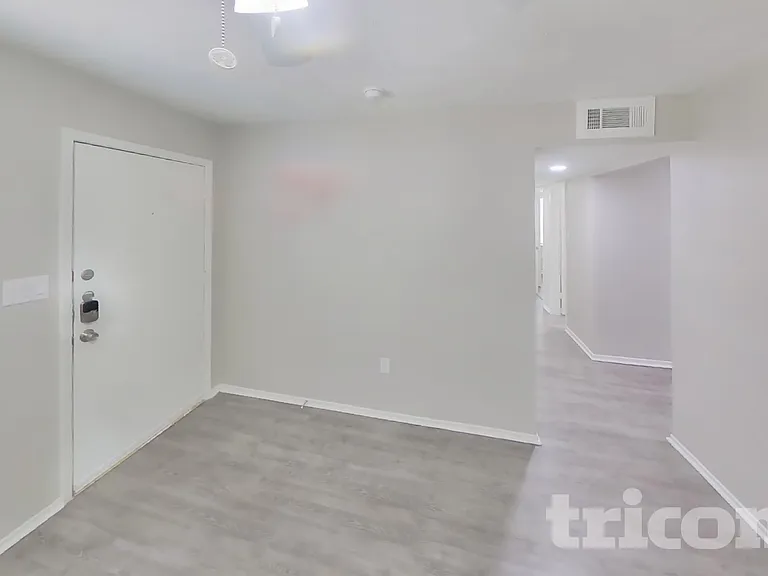 3221 Edgebrook Dr — Photo 4