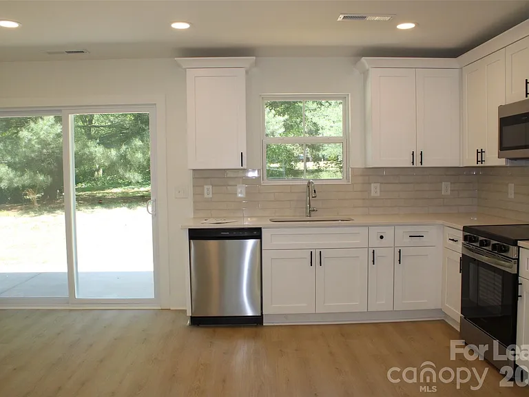 562 W Park Ave #B — Photo 4