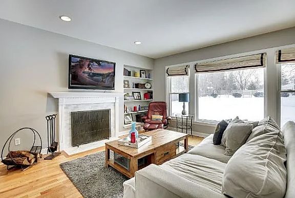 Living room with Wood burning fire place