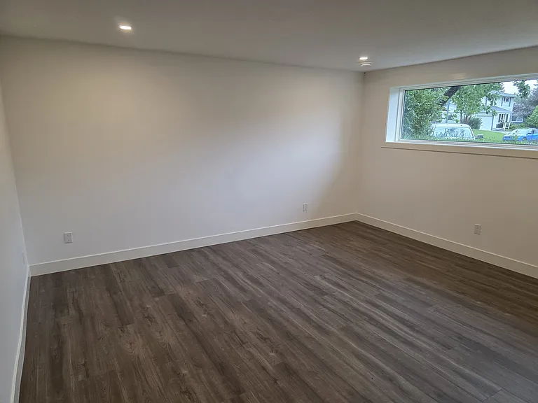 908 Canford Cres SW — Photo 23