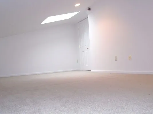 Rented by 18 REALTY | media 33