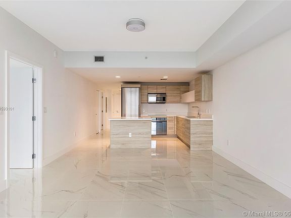 3rd image of 16385 Biscayne Blvd Unit 920