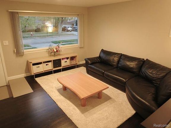 3rd image of 32445 Warner Dr