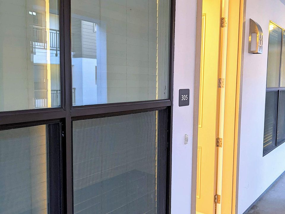Very well-maintained condo hallway to home entrance