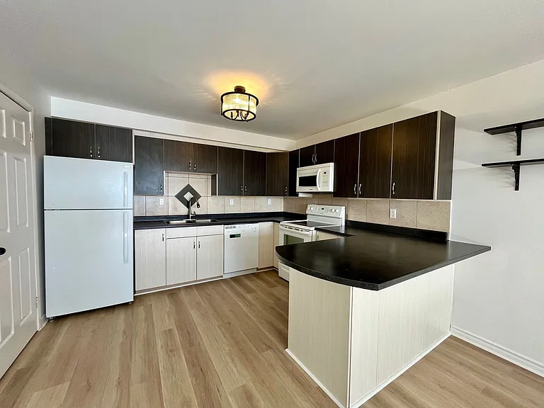 130 Inverness Pl — Photo 1