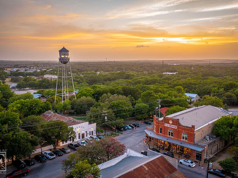2052 Gruene Rd — Photo 43