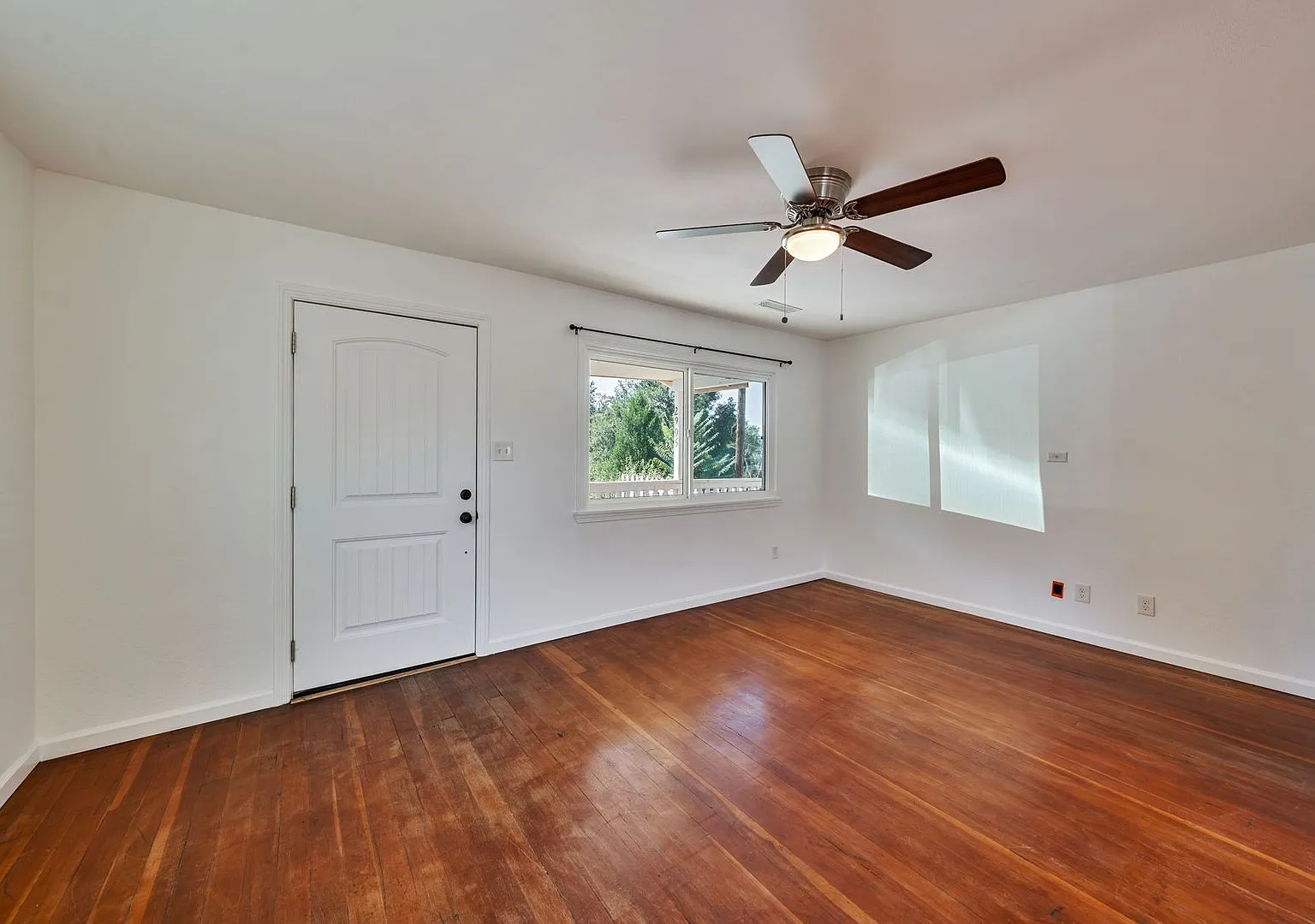 Charming Updated 1 Bedroom Home in Placerville with Deck! — Photo 3