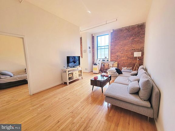 2nd image of 1010 Race St APT 8G
