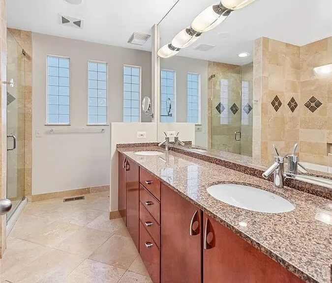 1213 W Roscoe St — Photo 16