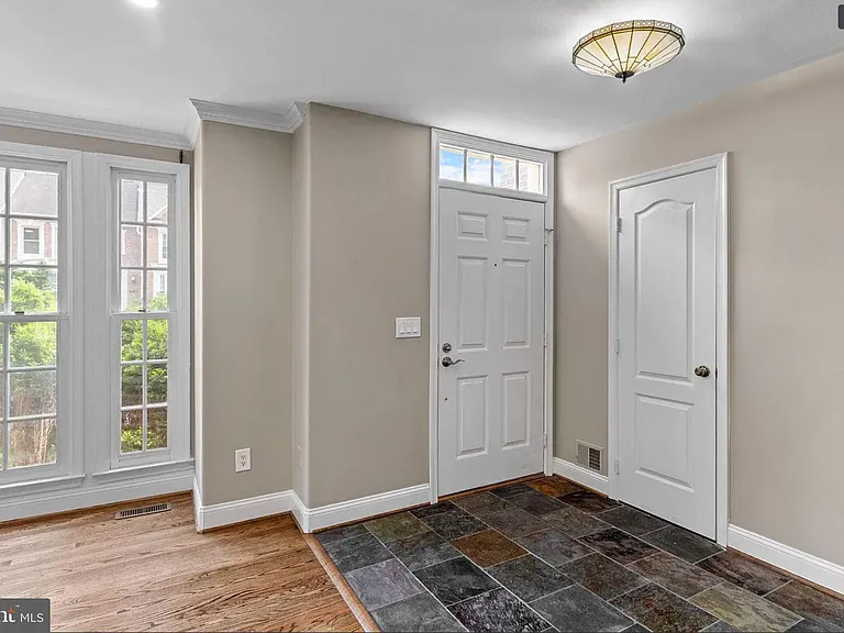 3906 Valley Ridge Dr — Photo 2