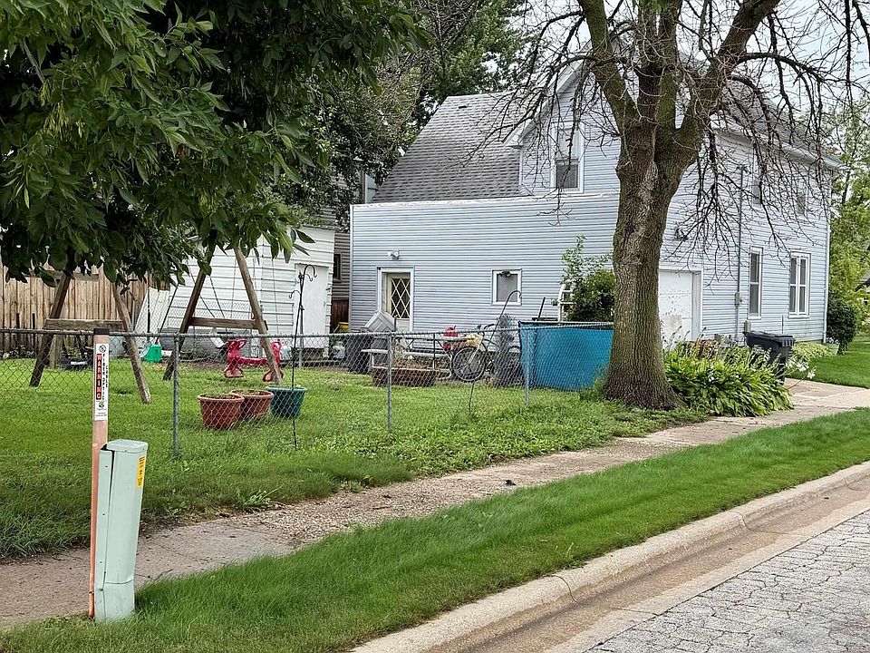 2nd image of 403 1st St SW