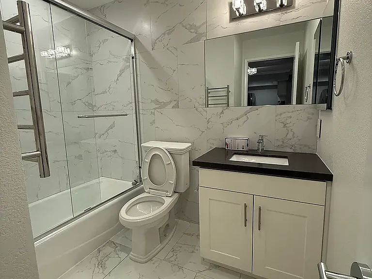 340 N Kenwood St #107 — Photo 2
