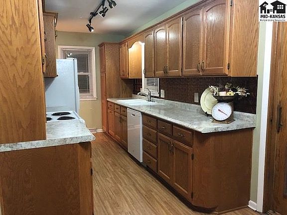 4th image of 8 Wheatland Dr