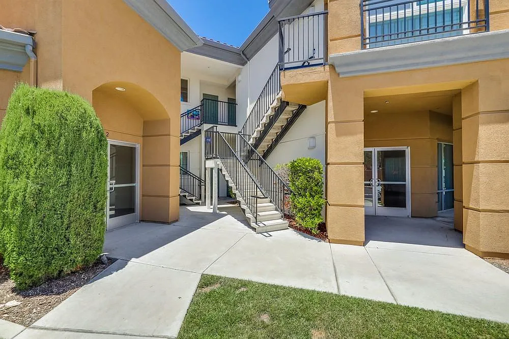 3 bed, 1152 sqft, $3,495 — Photo 4
