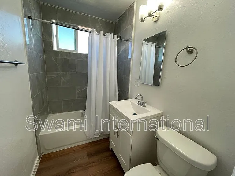 836 W 79th St #4 — Photo 5