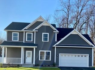 48 Sycamore St, Holyoke, MA 01040