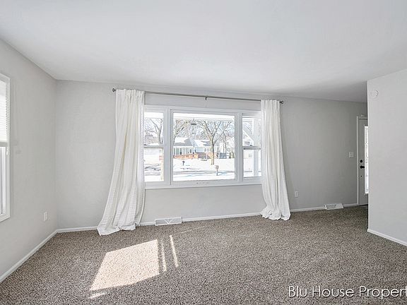 5th image of 3906 Kirkshire Dr SE