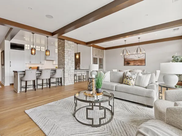 875 Lake St N APT 402, Wayzata, MN 55391