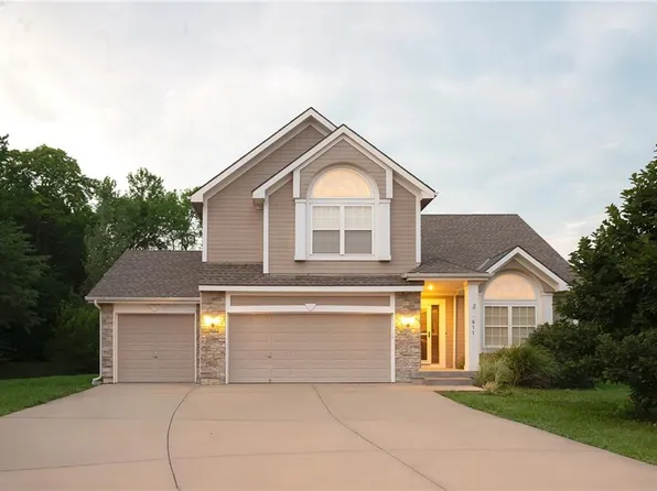 611 Timber Crest Ct, Raymore, MO 64083