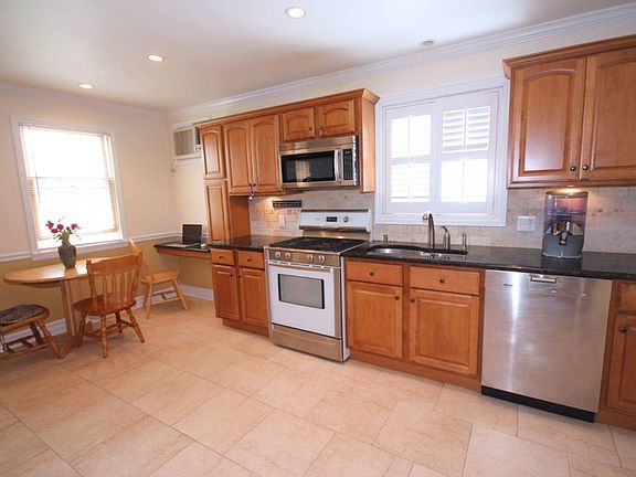 3rd image of 646 Pelton Ave