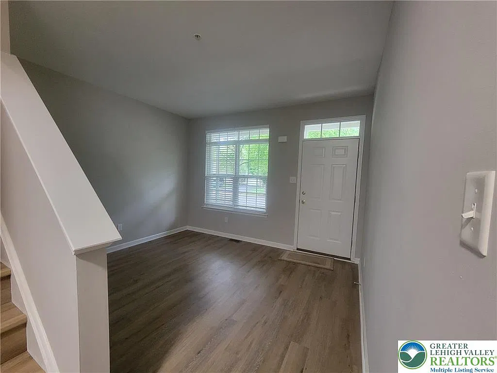 3 bed, 2.5 bath, 1645 sqft, $2,550 — Photo 2