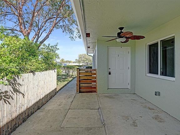 3rd image of 920 SW 28th St #1-2