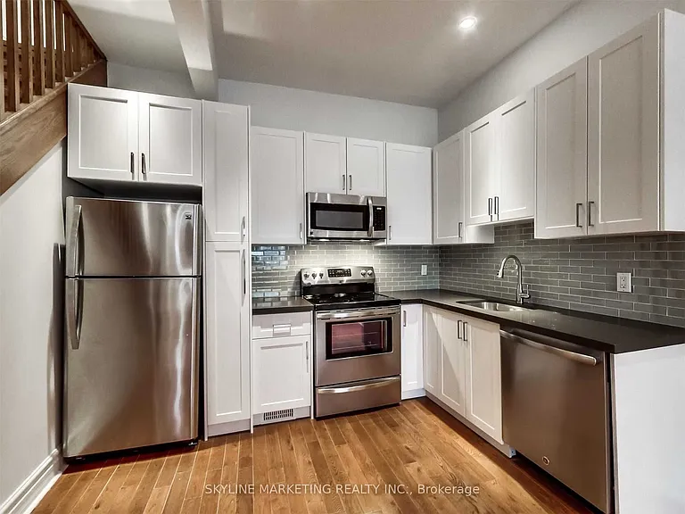 809 Dovercourt Rd #UPPER — Photo 9