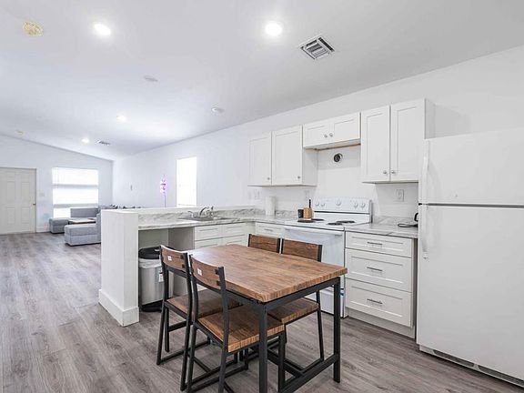 3rd image of 900 NW 19th Avenue